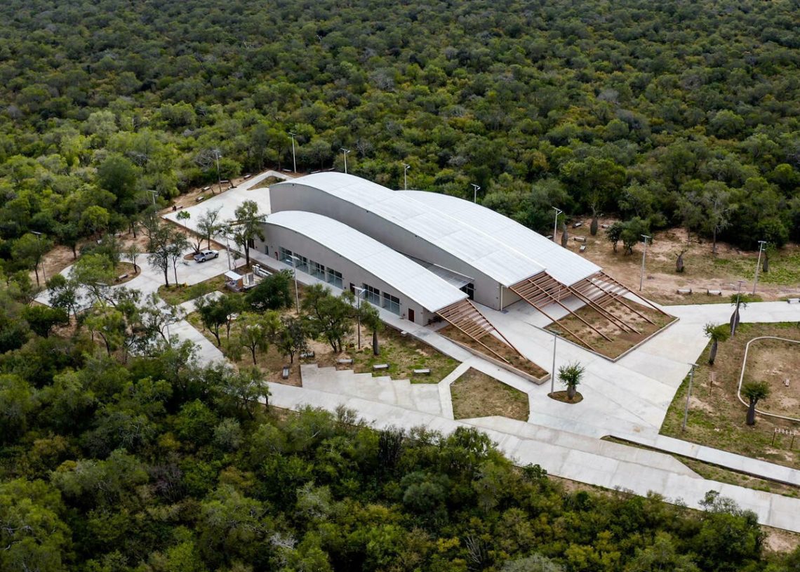 Edificio del Centro de Interpretación del Gran Chaco Americano en Filadelfia, Paraguay, ejemplo de arquitectura bioclimática y sostenible