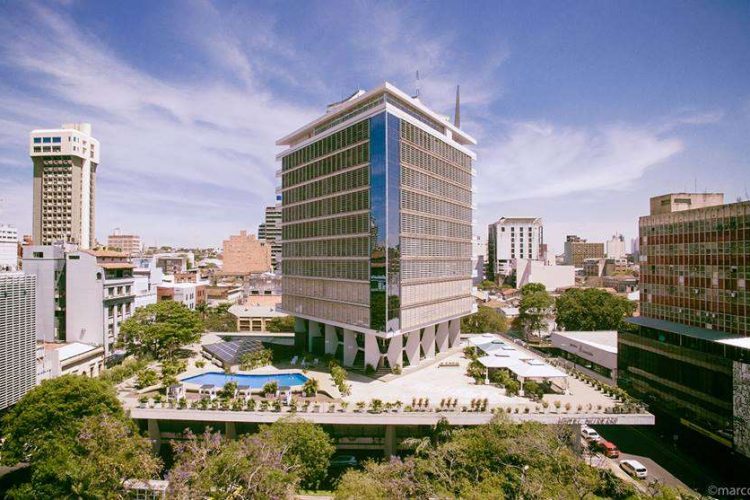 Fachada moderna del Hotel Guaraní Esplendor en Asunción, ejemplo destacado de arquitectura modernista latinoamericana