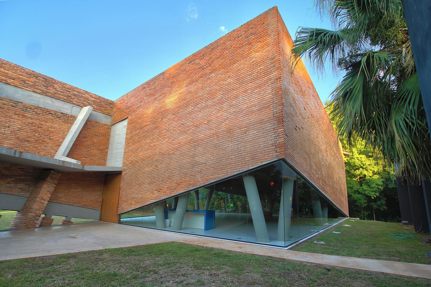 Fachada de ladrillo de la sede de Teletón en Loma San Jerónimo, obra de Gabinete de Arquitectura en Asunción
