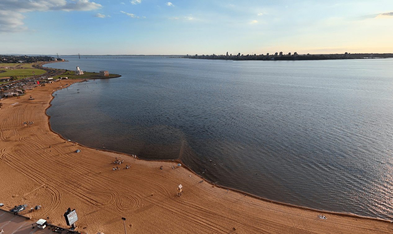 Encarnación: arquitectura frente a la playa artificial que transforma la ciudad y mira al agua