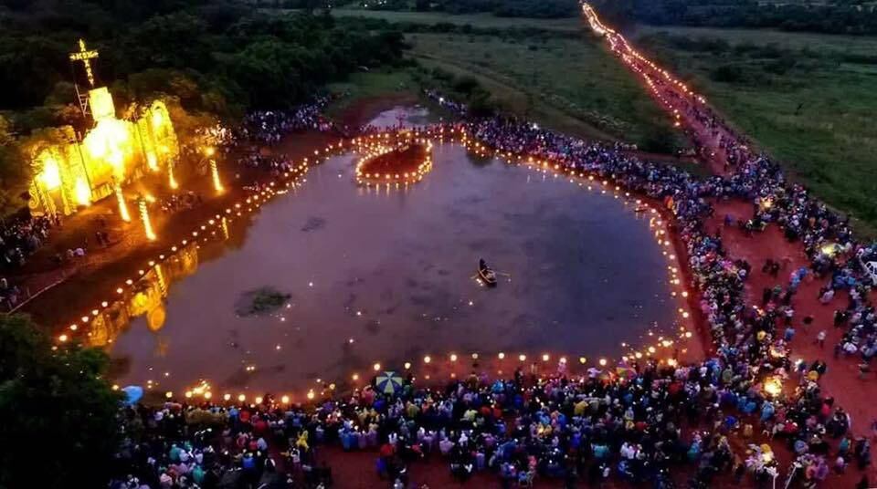 Personas disfrutando un festival tradicional en Paraguay, reflejando la cultura y el diseño de espacios públicos