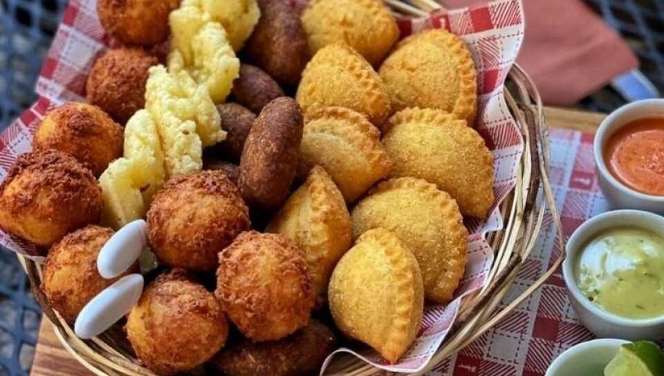 Platos tradicionales paraguayos en un comedor familiar, reflejando el estilo de vida y diseño arquitectónico local