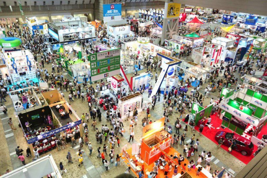 Puestos de feria artesanal en Paraguay mostrando productos típicos, reflejo de la cultura y arquitectura local